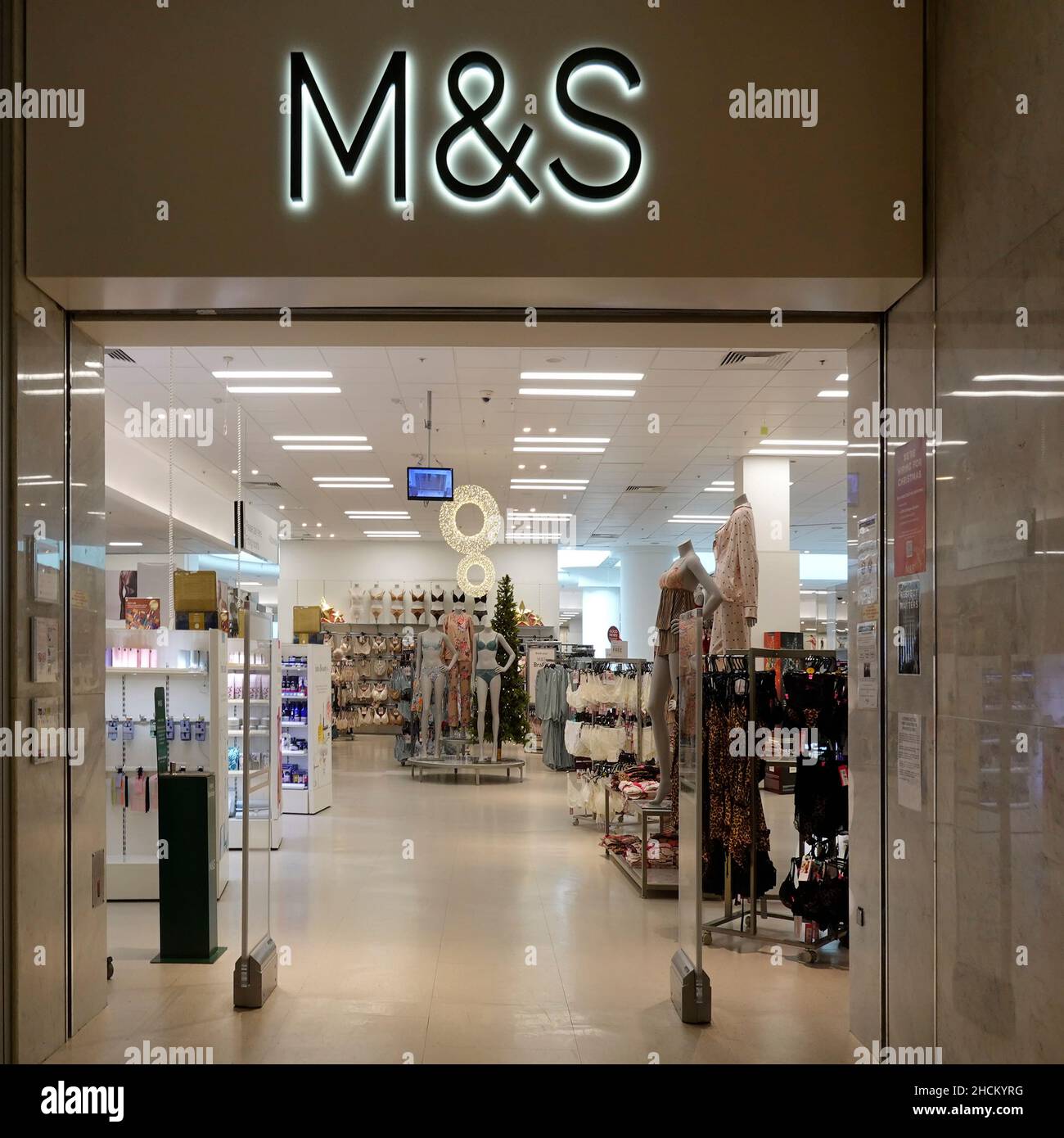 M&S BUSINESS SIGN & LOGO sobre la entrada del departamento de moda para señoras Marks and Spencer en la tienda de ropa del centro comercial Lakeside Thurrock UK Foto de stock