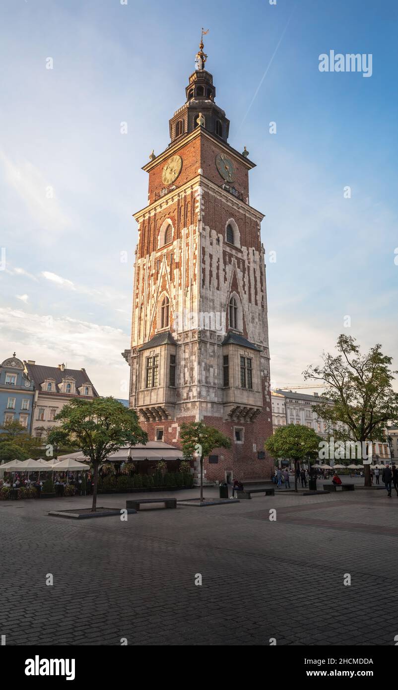 Torre del Ayuntamiento en la Plaza del Mercado Principal - Cracovia, Polonia Foto de stock