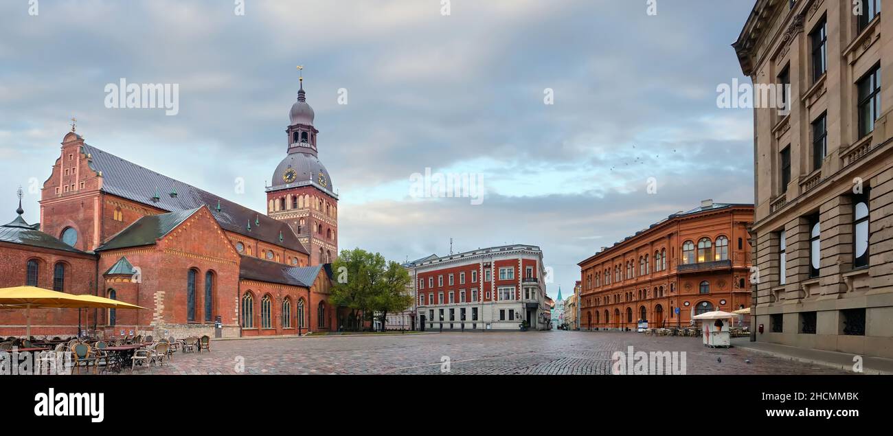 Riga, casco antiguo, Catedral Evangélica Luterana de la Cúpula, paisaje goriontal panorama Foto de stock