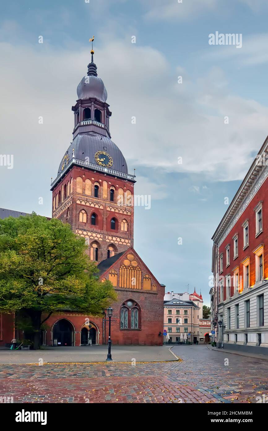 Riga, casco antiguo, Catedral Evangélica Luterana de la Cúpula, paisaje vertical Foto de stock