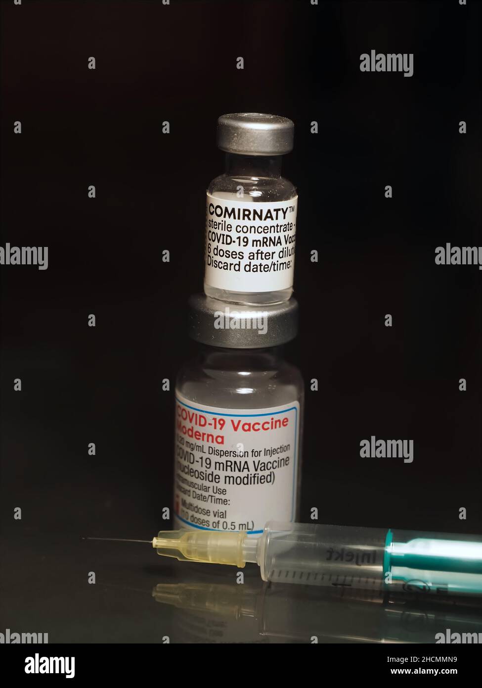 Se aisló Moderna spikevax y Comirnaty Biontechampoule con una jeringa