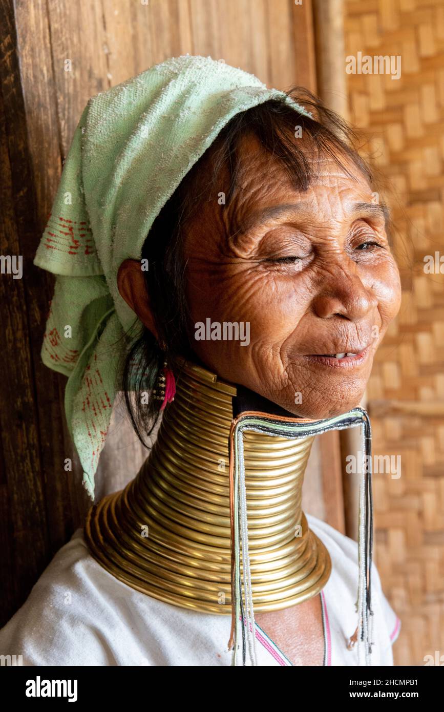 Jirafa mujer de cuello largo o cuello largo usando los anillos tradicionales de cuello en la pequeña aldea - Myanmar (Birmania), Sudeste de Asia Foto de stock
