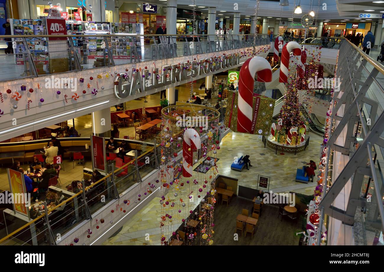 Compras navideñas en el centro comercial Galleries, Bristol, Reino Unido, concurrido pero no lleno de gente Foto de stock