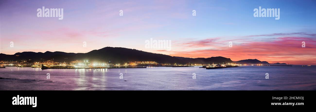 Vista del Puerto de Bilbao desde La Galea al atardecer Foto de stock