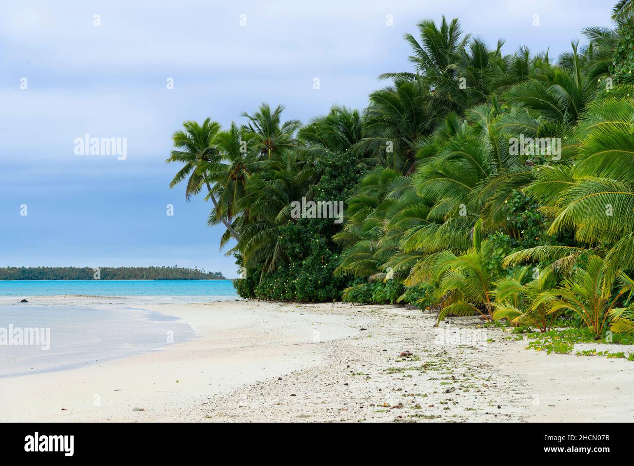 La hermosa playa y el mar turquesa en la isla de un pie a poca distancia de Aitutaki una de las Islas Cook, Pacífico Sur Foto de stock