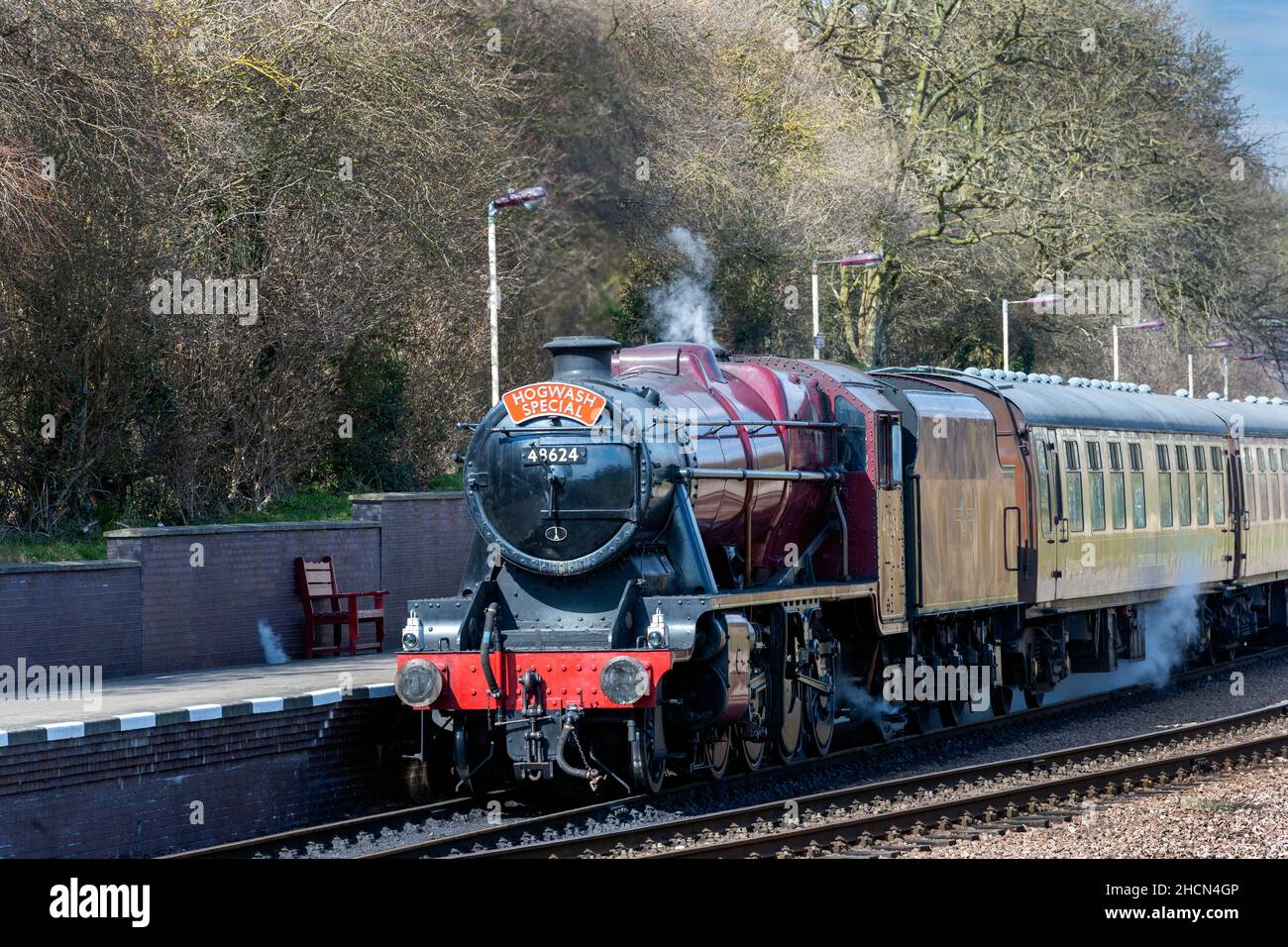 El tren especial Hogwarts es arrastrado por la locomotora de vapor 48624 clase 8F entrando en la estación de Loughborough en el Gran Ferrocarril Central - (línea principal de ferrocarril) - Loughborough, Leicestershire, Inglaterra, Reino Unido. Foto de stock