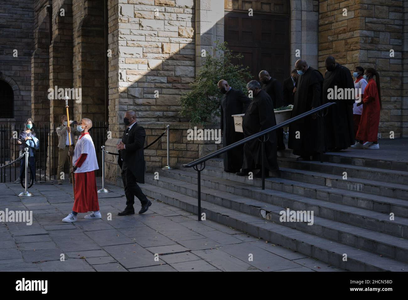 Arzobispo Desmond Tutu Casket simple llevado desde reposo por el clero en la Catedral de San Georges de Ciudad del Cabo después de morir el 26 de diciembre de 2021 Foto de stock