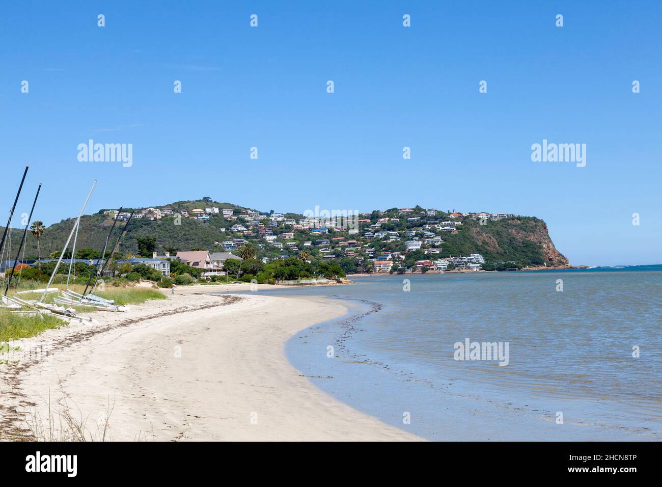 Vista a lo largo de la playa en Leisure Isle of the Heads, Knysna, Garden Route, Western Cape, Sudáfrica Foto de stock