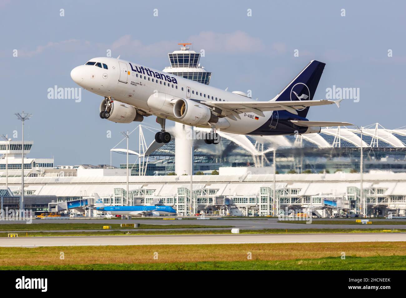 Munich, Alemania - 9 de septiembre de 2021: Avión Lufthansa Airbus A319 en el aeropuerto de Munich (MUC) en Alemania. Foto de stock