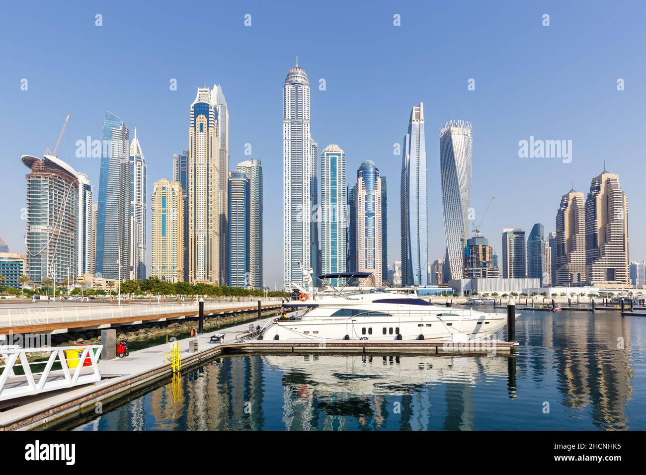 Dubai Marina y el puerto de arquitectura horizonte riqueza de lujo viaje en los Emiratos Árabes Unidos con barco yate moderno Foto de stock