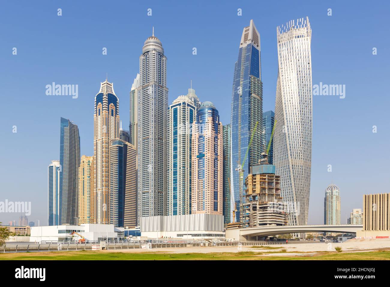 Dubai Marina y el puerto de arquitectura horizonte riqueza de lujo viajes en los Emiratos Árabes Unidos modernos Foto de stock