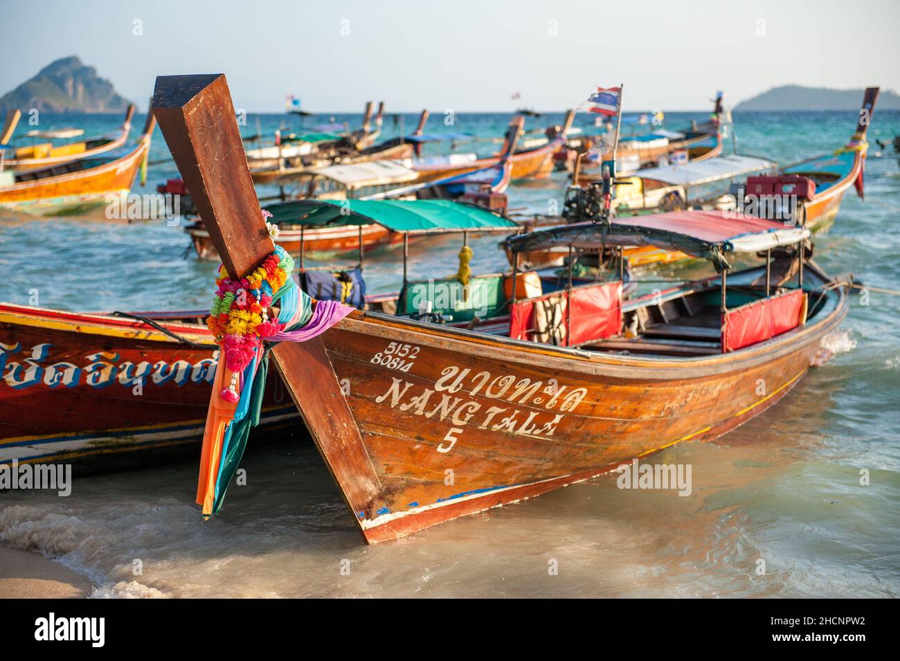 Barcos de cola larga en la playa Laem Tong en las islas Phi Phi. Estas islas tropicales son un destino turístico popular de Phuket y Krabi en Tailandia. Foto de stock