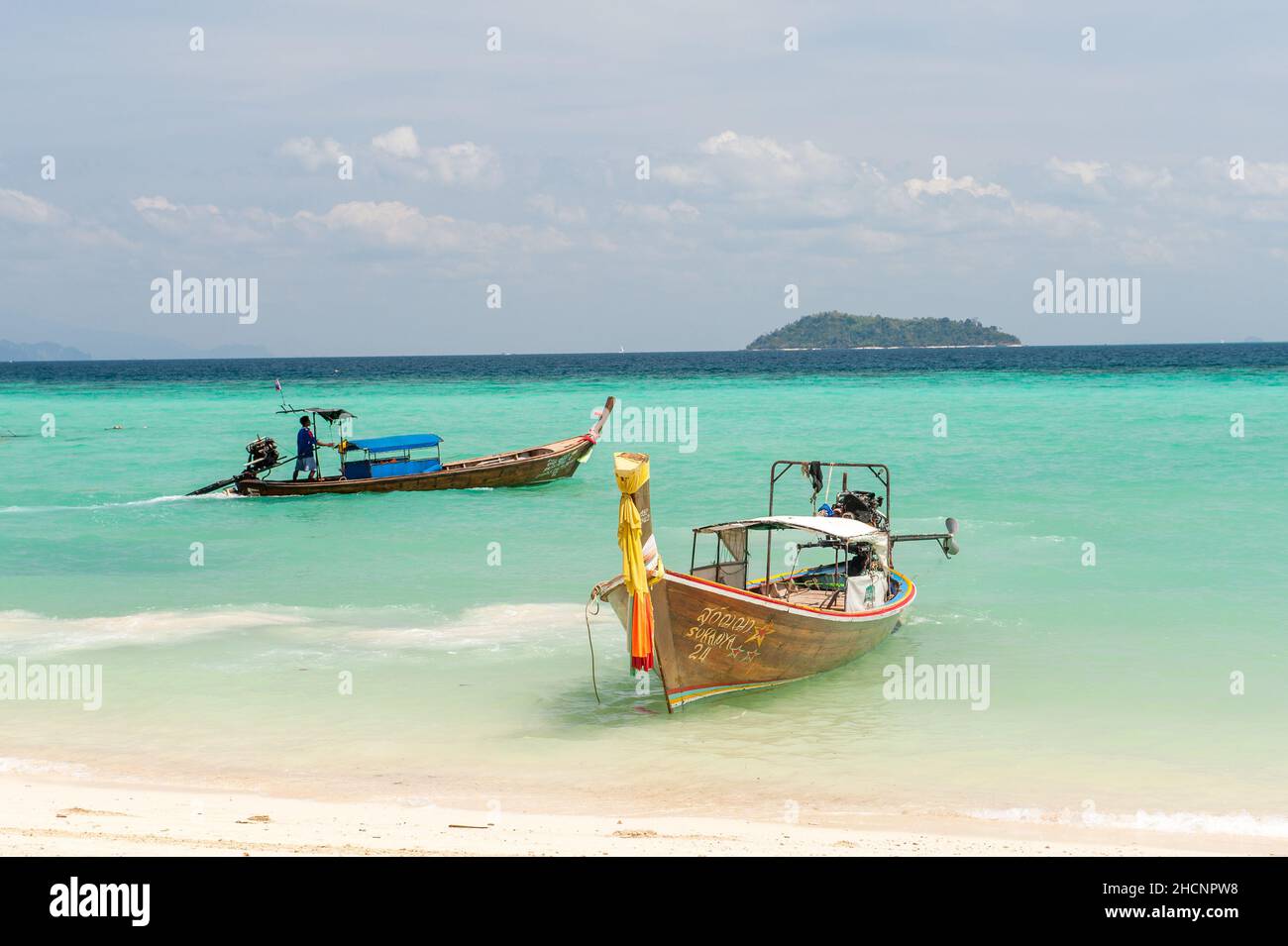 Laem Tong Beach en las islas Phi Phi. Estas islas tropicales son un destino turístico popular de Phuket y Krabi en Tailandia. Foto de stock