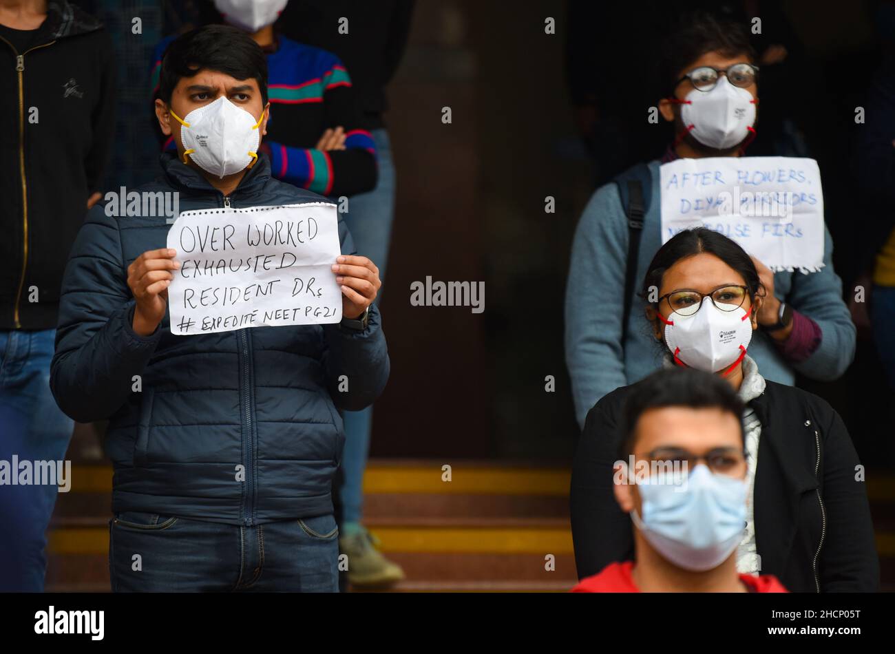 NUEVA DELHI, INDIA - 30 DE DICIEMBRE: Médicos residentes protestan por el retraso en la consejería NEET-PG 2021, en el Hospital Lady Hardinge el 30 de diciembre de 2021 en Nueva Delhi, India. (Foto de Amal KS/Hindustan Times/Sipa USA) Foto de stock