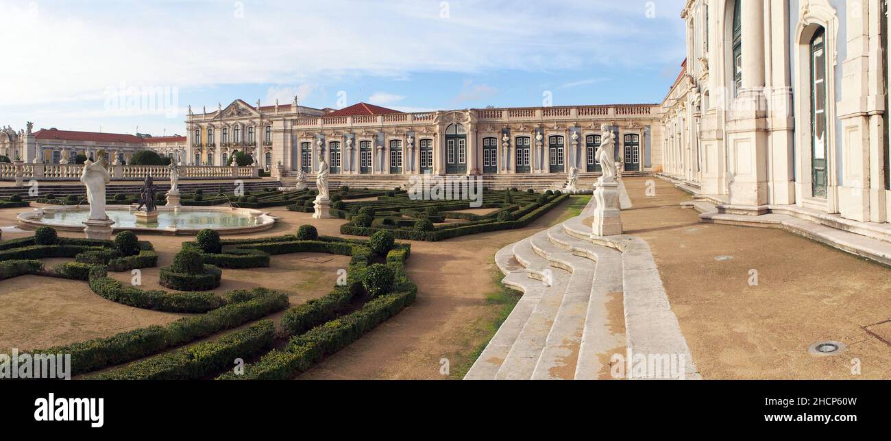 Jardines colgantes del Palacio de Queluz, vista desde los escalones del ala del salón de baile, cerca de Lisboa, Portugal Foto de stock