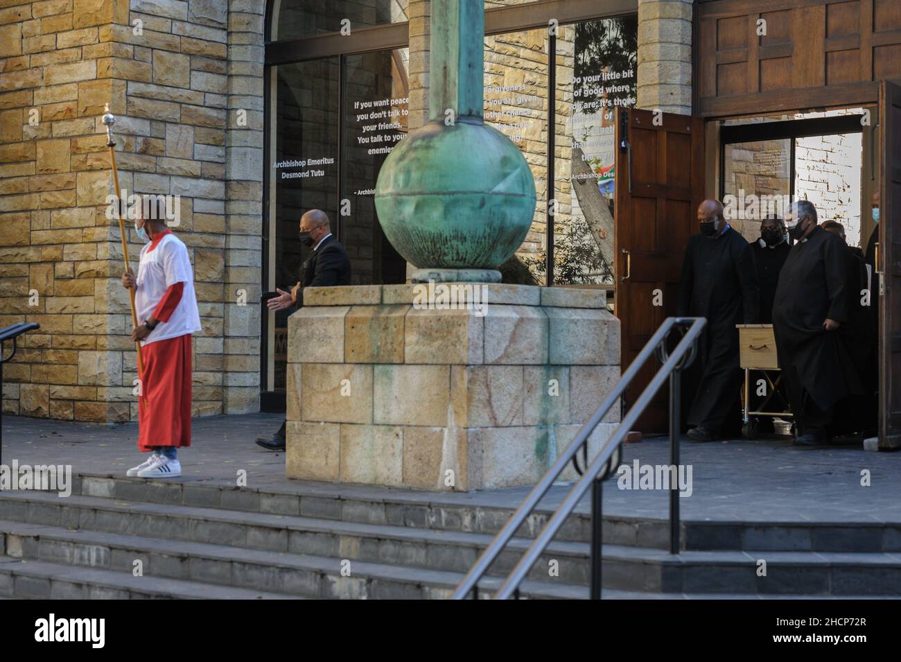 El simple ataúd del Arzobispo Desmond Tutu fue llevado desde el reposo por el clero en la Catedral de San Jorge de Ciudad del Cabo después de su fallecimiento el 26 de diciembre de 2021 Foto de stock