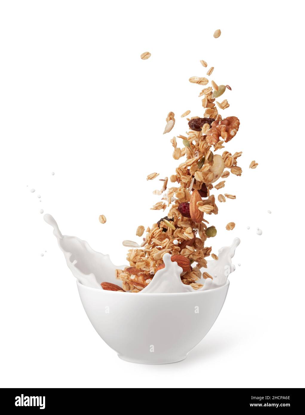 tazón de granola con salpicaduras de leche aisladas sobre blanco Foto de stock