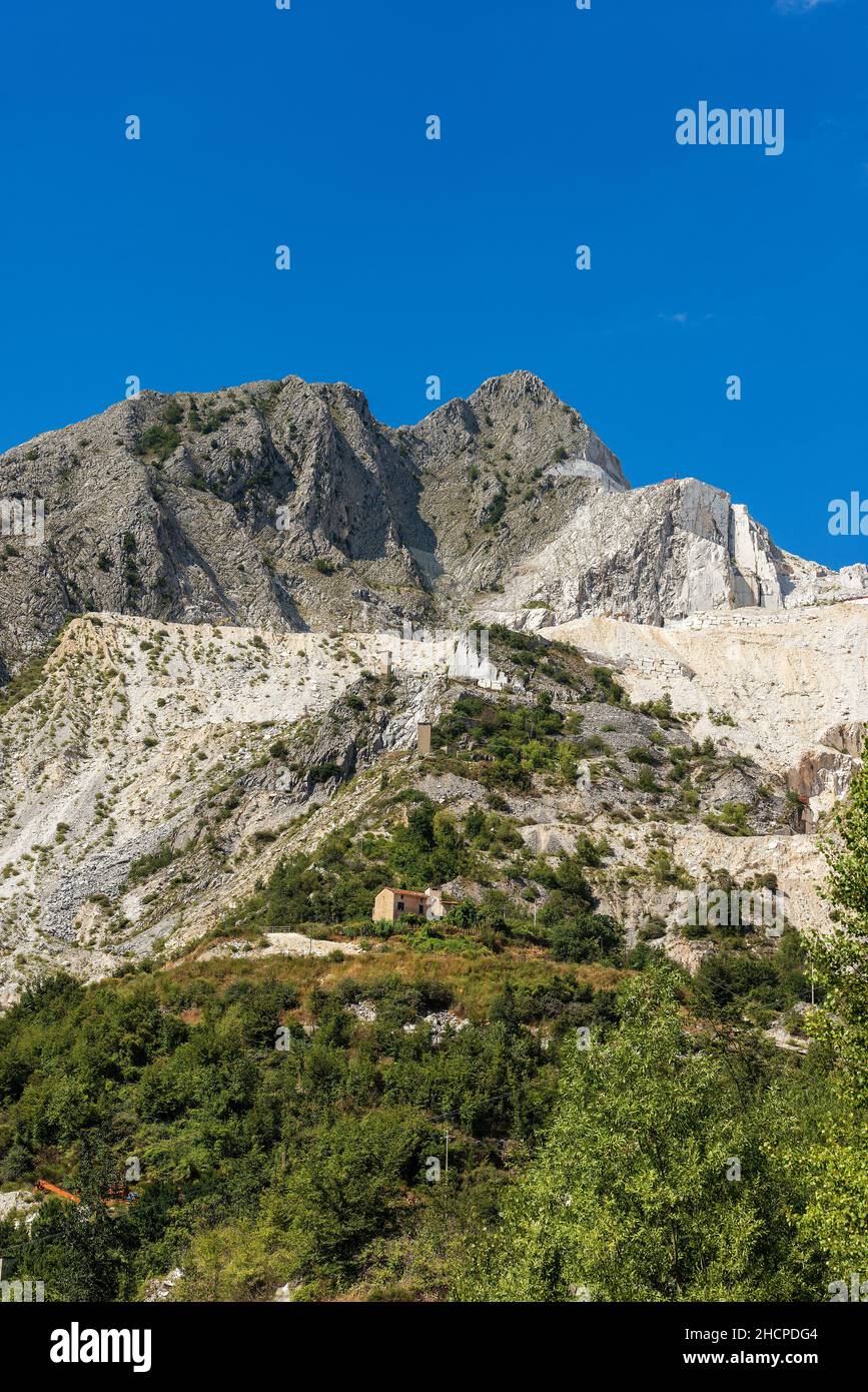 Los Alpes Apuanos (Alpi Apuane) con las famosas canteras de mármol