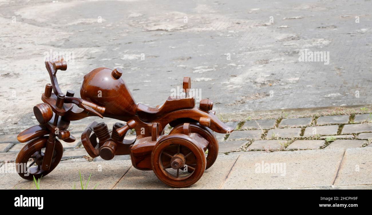 Artesanías hechas de madera de teca en forma de motocicleta. Arte Indonesio Trabajo en casa Foto de stock