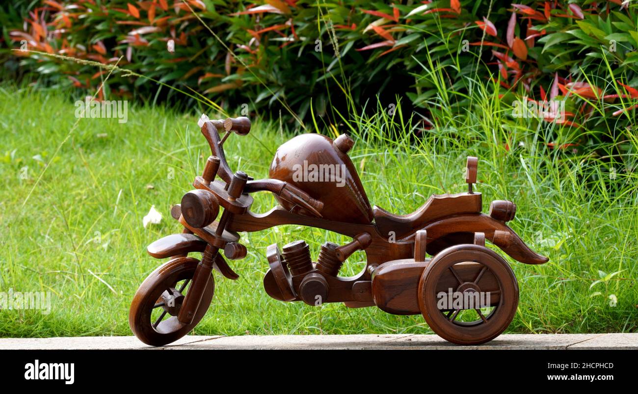 Artesanías hechas de madera de teca en forma de motocicleta. Arte Indonesio Trabajo en casa Foto de stock