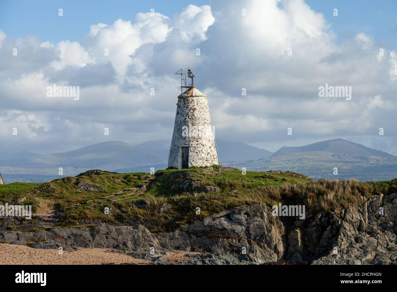 Faro en la isla de Llanddwyn, Anglesey, Gales del Norte Foto de stock
