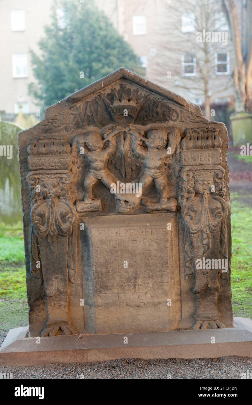 Una antigua lápida en Perth, Escocia, con tallas de figuras muy intrincadas. Foto de stock