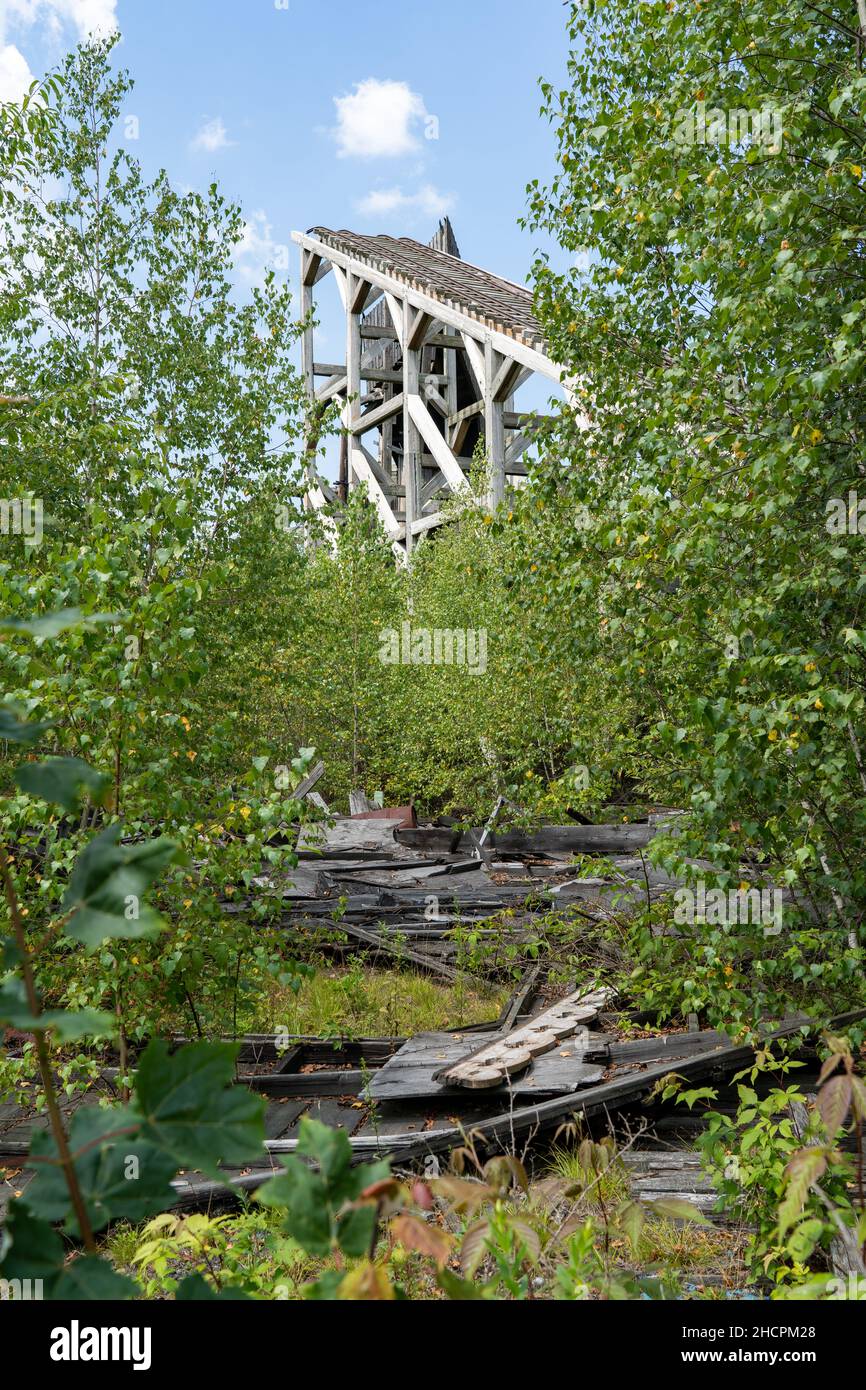 Carriles históricos elevados que van al edificio Coal Breaker en el
