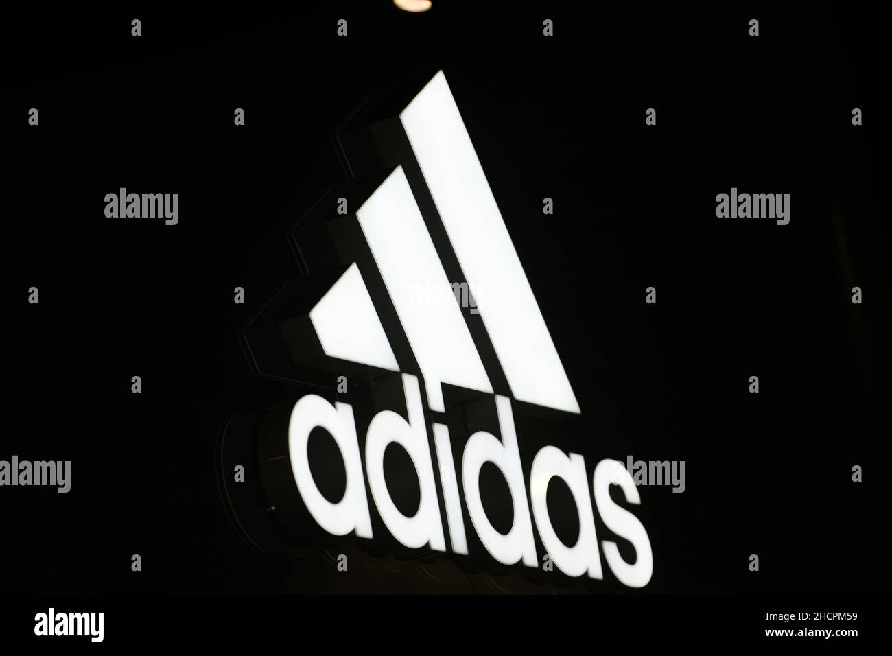 Milán, Italia - 24 de septiembre de 2021: Logotipo de adidas en la fachada  de una tienda de Milán Fotografía de stock - Alamy