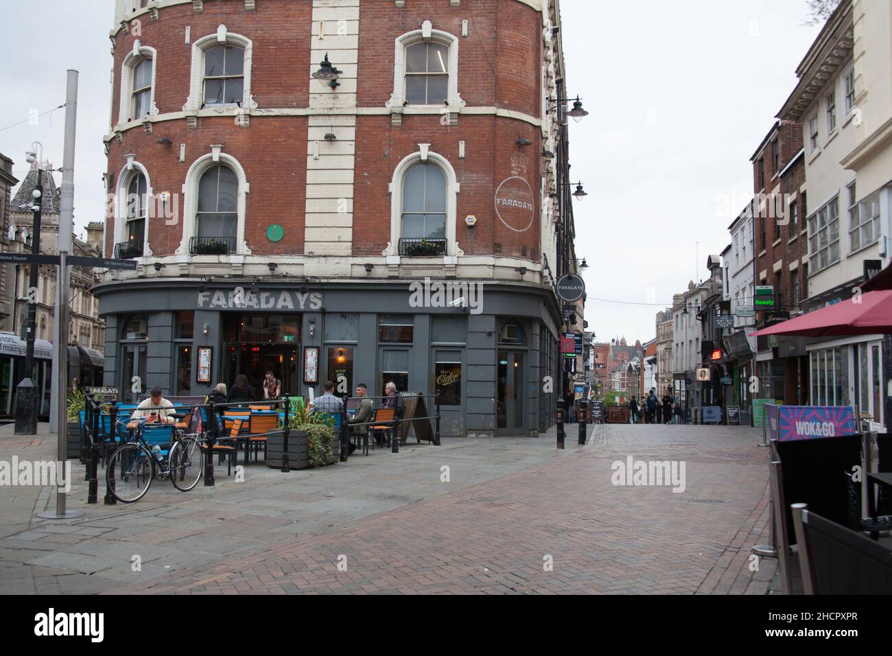 Las personas que beben fuera de Faradays pub en la calle Pelham en Nottingham en el Reino Unido Foto de stock