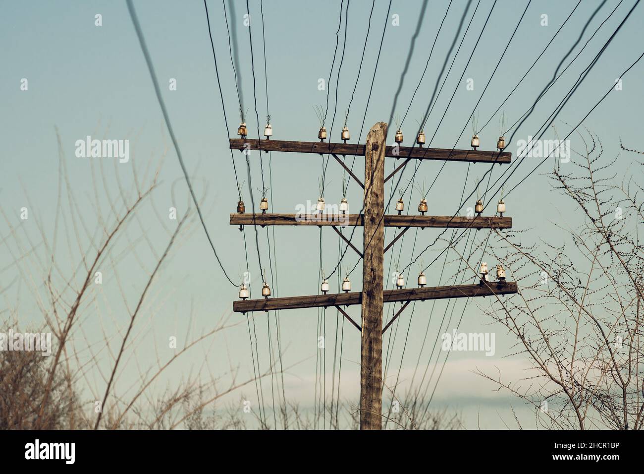 Poste de alta y baja tension electrica fotografías e imágenes de alta