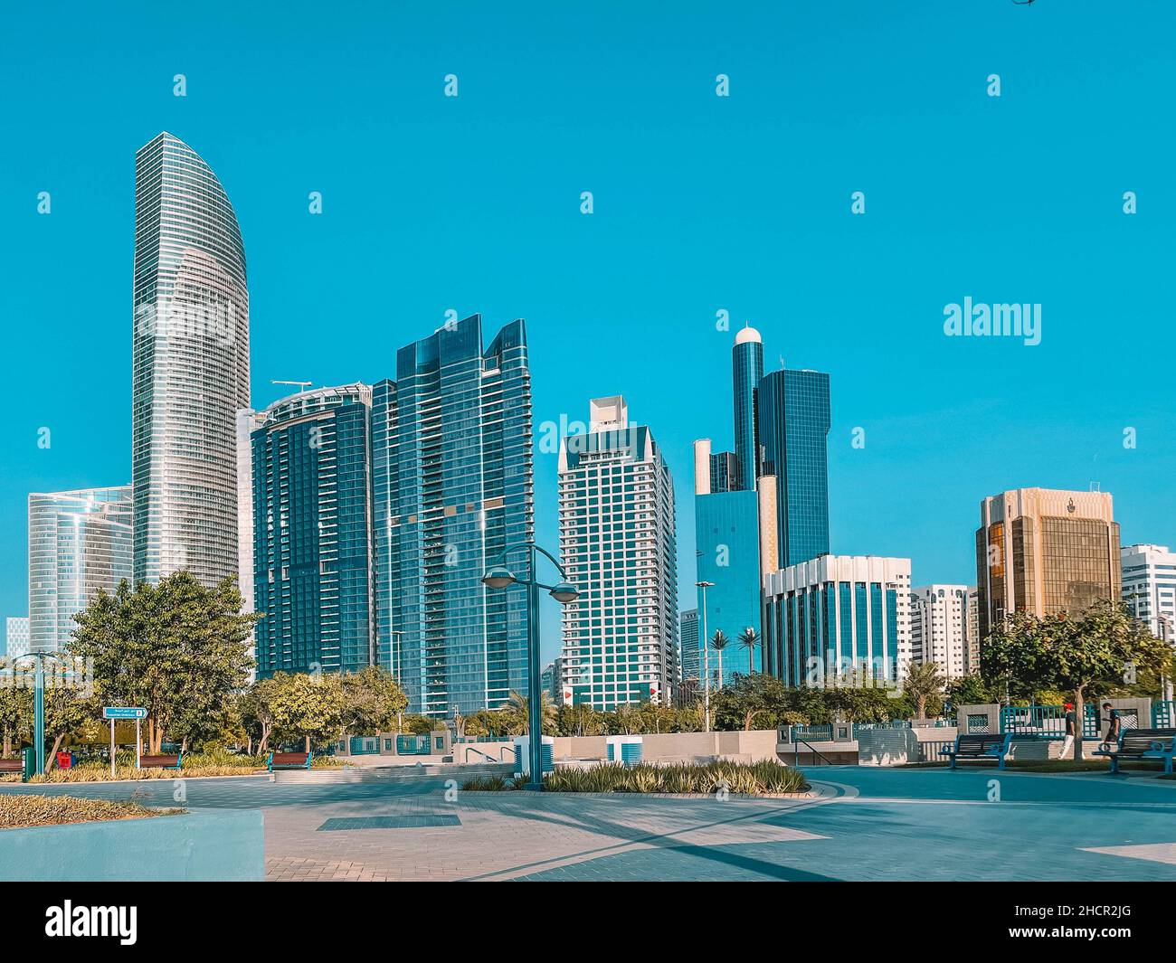 Centro de la ciudad de Abu Dhabi (EAU): Carretera y playa de Abu Dhabi, torres emblemática Foto de stock