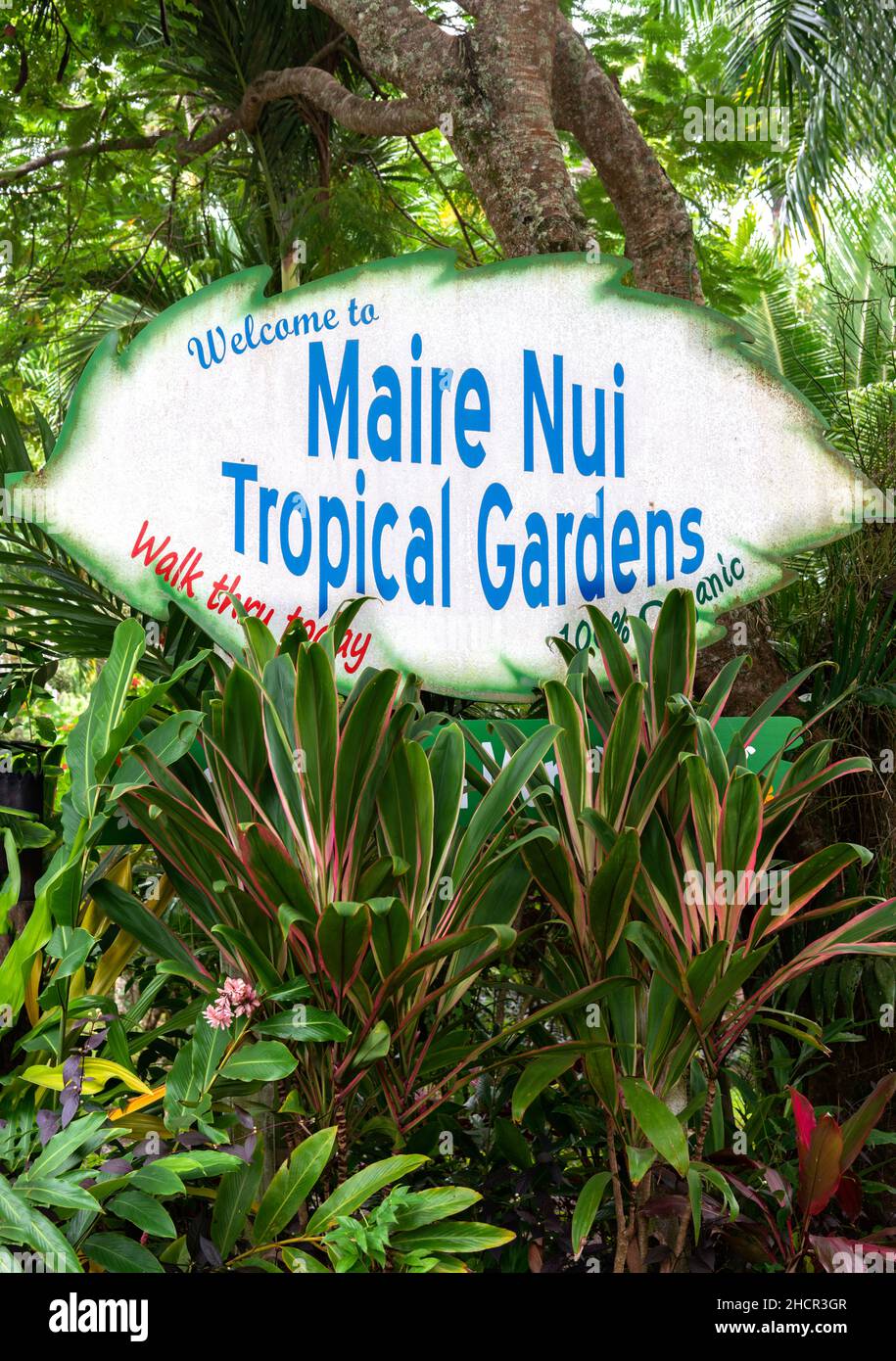 Señal en la entrada de los Jardines Tropicales Maire Nui en la isla de Rarotonga, Islas Cook, Pacífico Sur Foto de stock