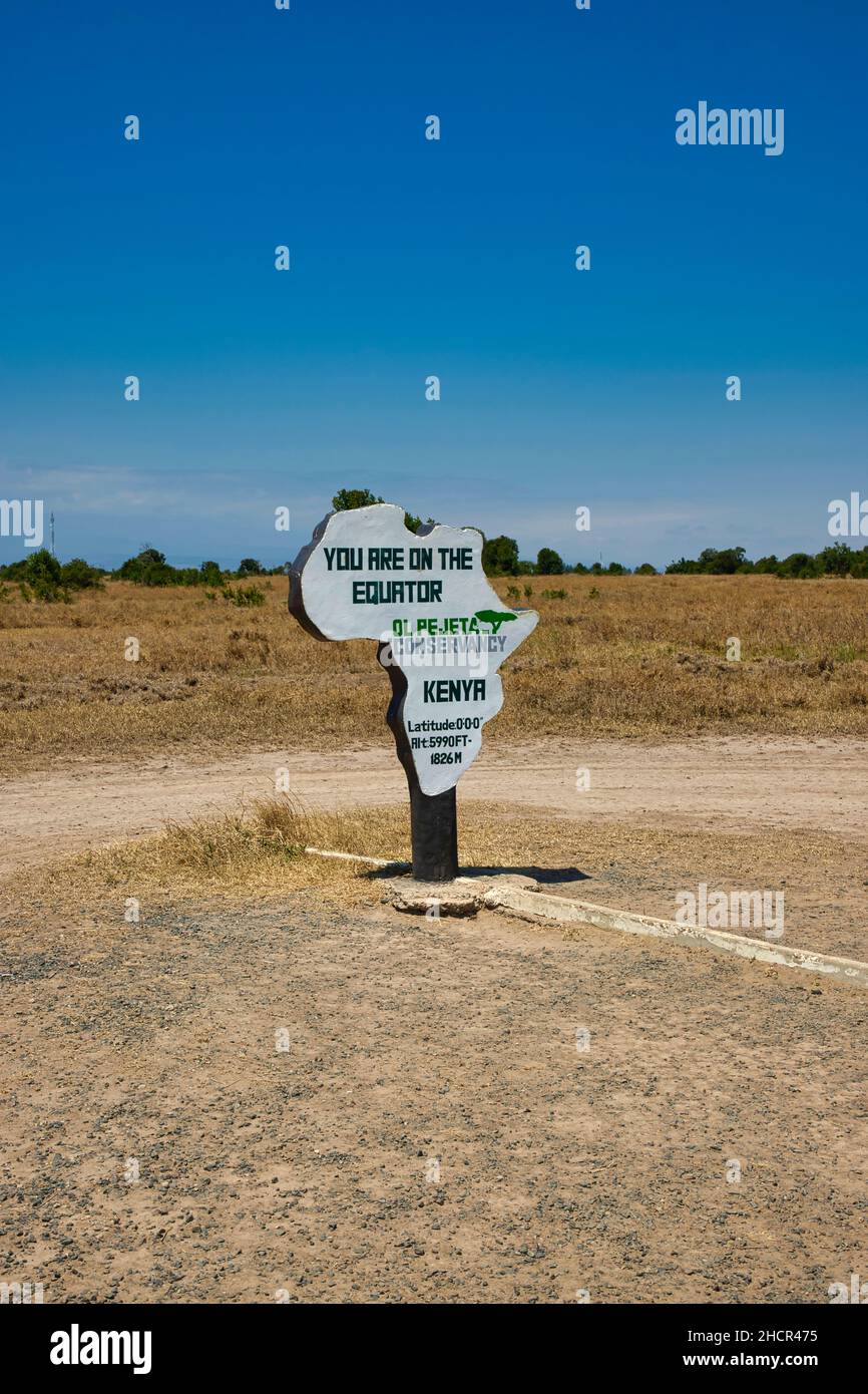 Ol Pejeta Conservancy, Nanyuki, Condado de Laikipia, Kenia - 25 de julio de 2021: Un marcador indica el ecuador. Foto de stock