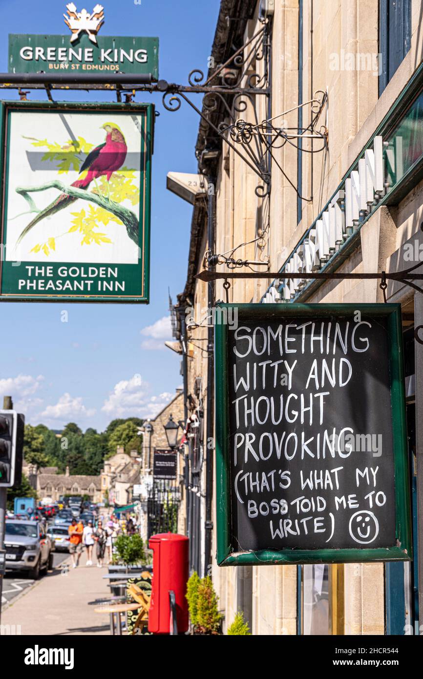 Un signo divertido fuera de un pub en la calle High Street de la ciudad de Cotswold de Burford, Oxfordshire Reino Unido Foto de stock