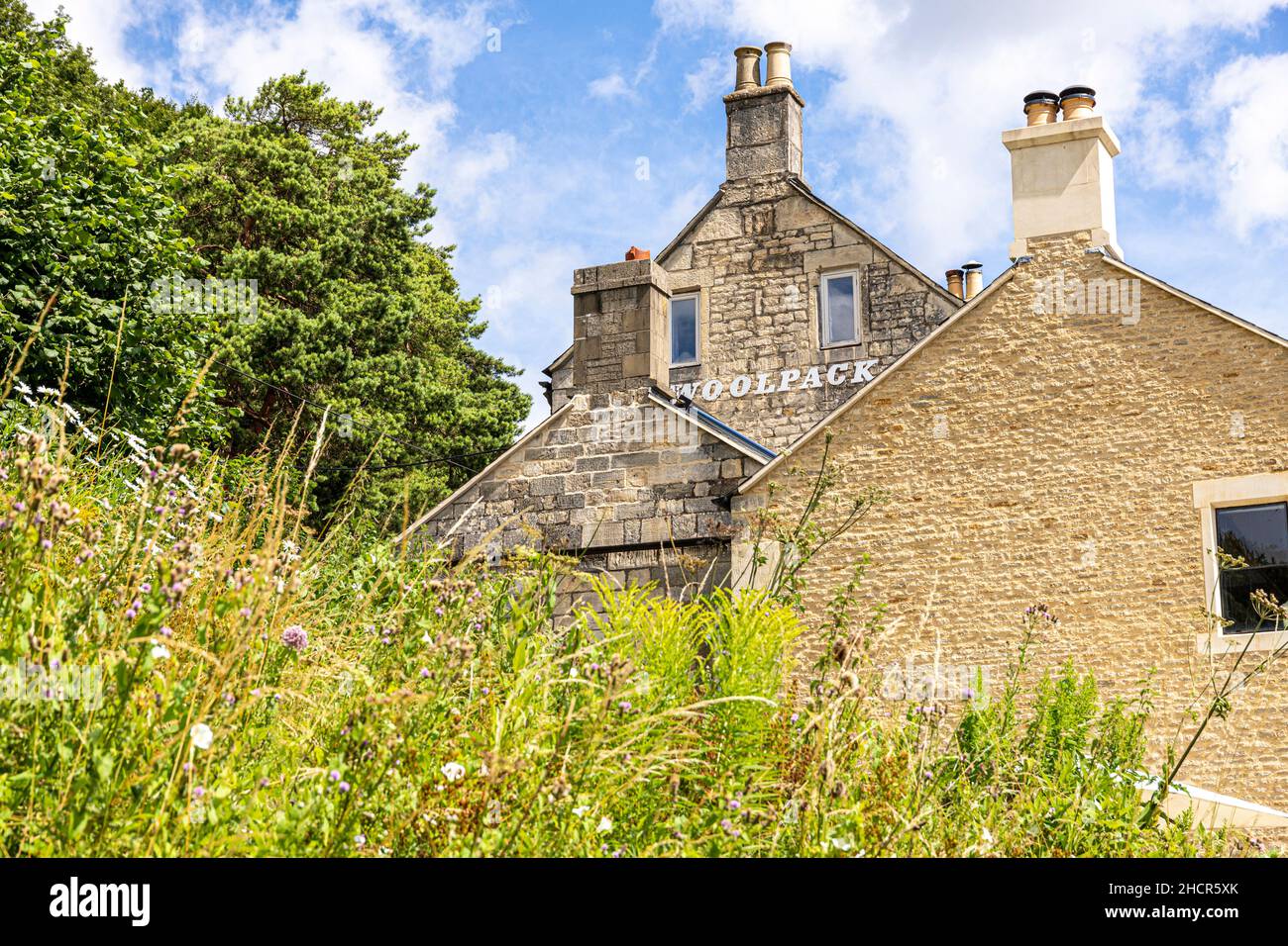 La casa pública Woolpack (vista desde el carril de abajo) en el pueblo Cotswold de Slad, Gloucestershire Reino Unido - el abrevadero favorito de Laurie Lee, Foto de stock