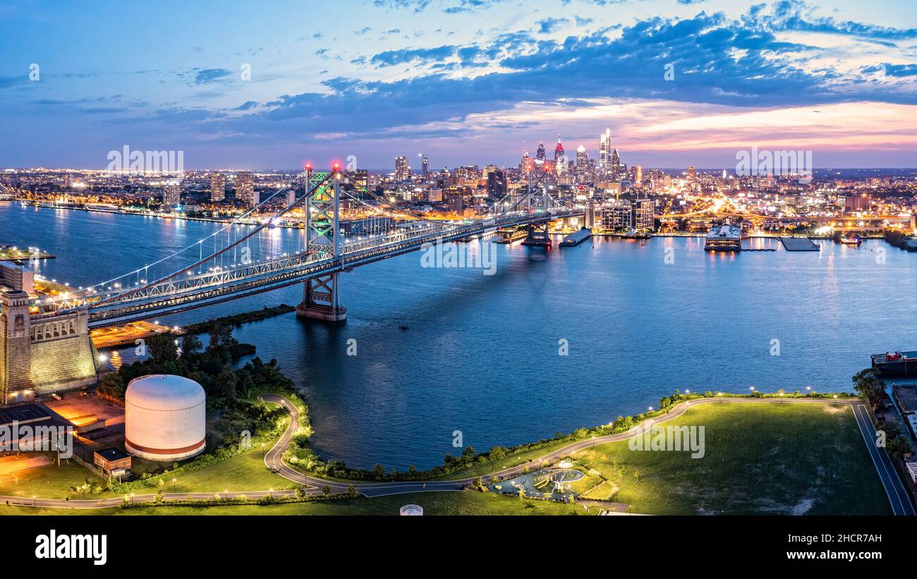 Vista aérea con el puente Ben Franklin y el horizonte de Filadelfia Foto de stock