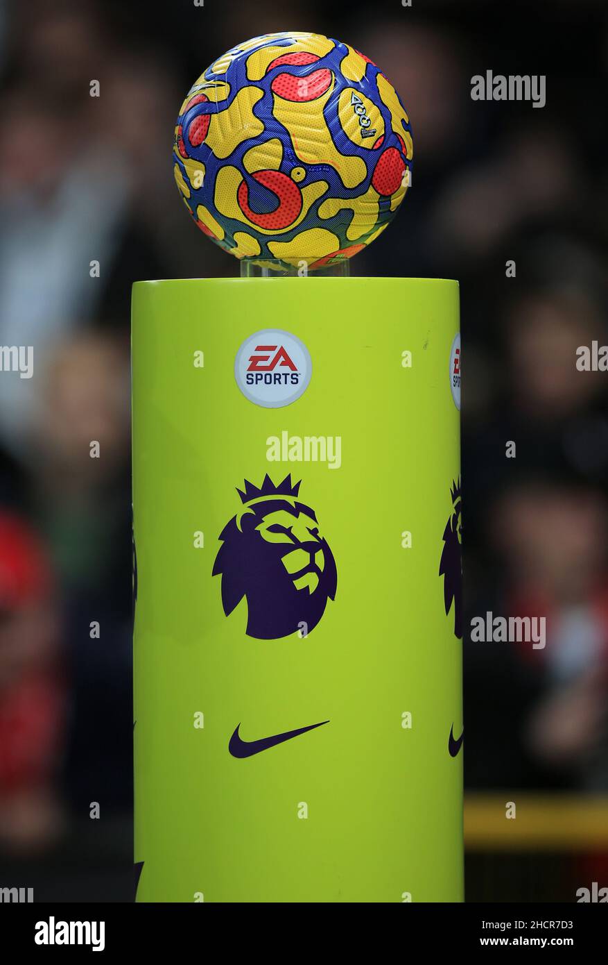 Old Trafford, Manchester, Reino Unido. 30th de Dic de 2021. Premier League  Football Manchester United versus Burnley; el balón de la Nike Premier  League en su zócalo a la salida de los