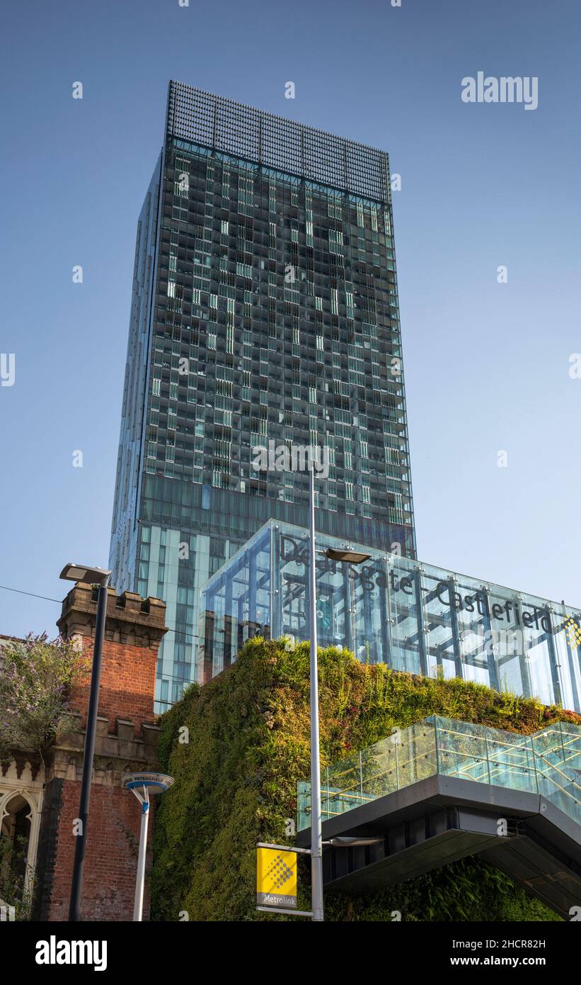 Reino Unido, Inglaterra, Manchester, 47 pisos Beetham Tower desde Deansgate - Castlefield Metrolink Station Foto de stock