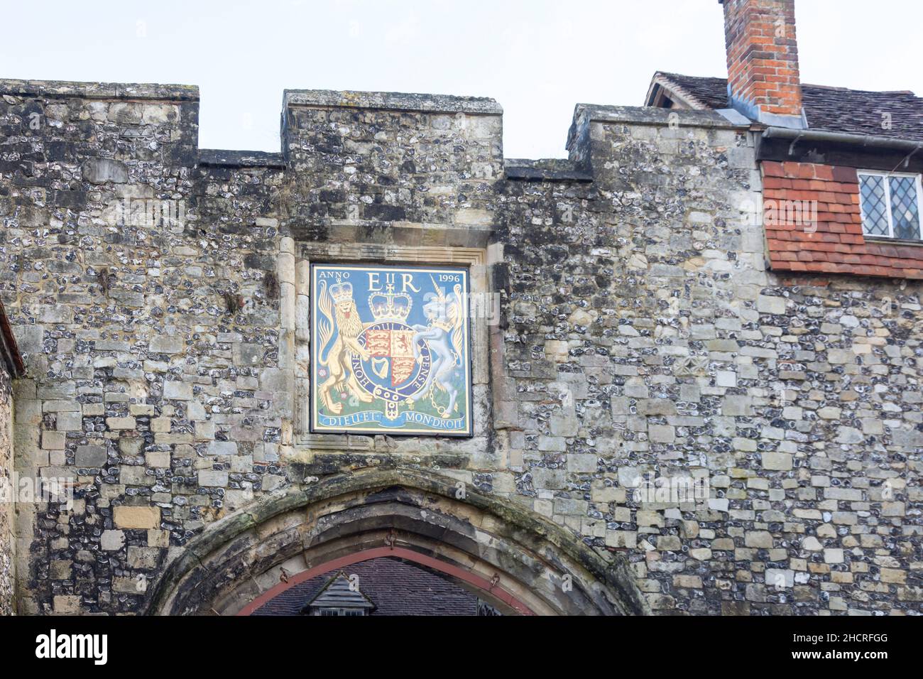 Royal Coat of Arms (1996) en la puerta, Cathedral Close, Winchester, Hampshire, Inglaterra, Reino Unido Foto de stock