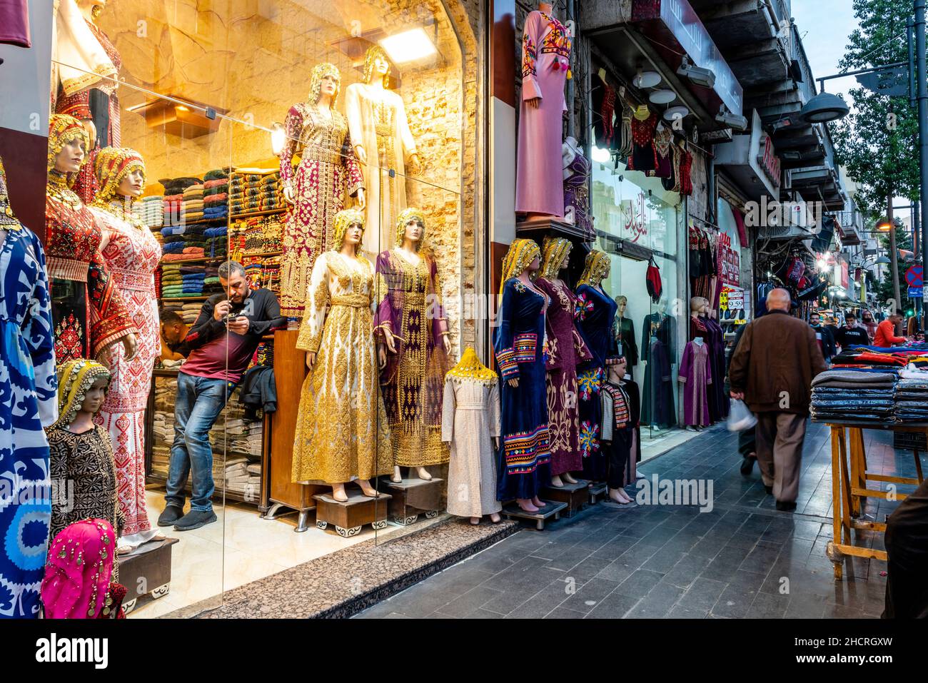 Una colorista tienda de ropa para mujeres en el centro de Ammán, Ammán, Jordania. Foto de stock