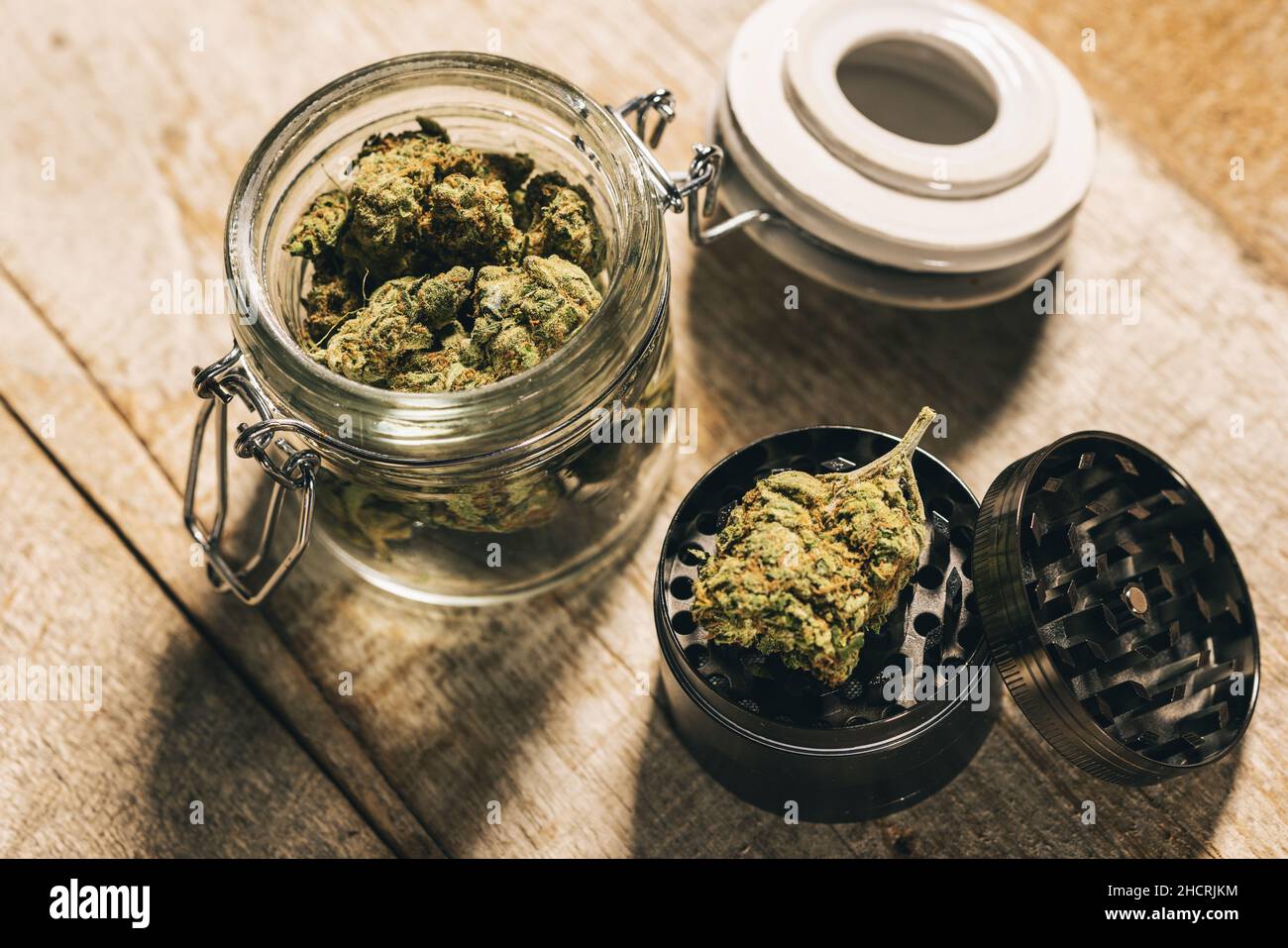 Marihuana Médica Cannabis Dope con Grinder Foto de stock