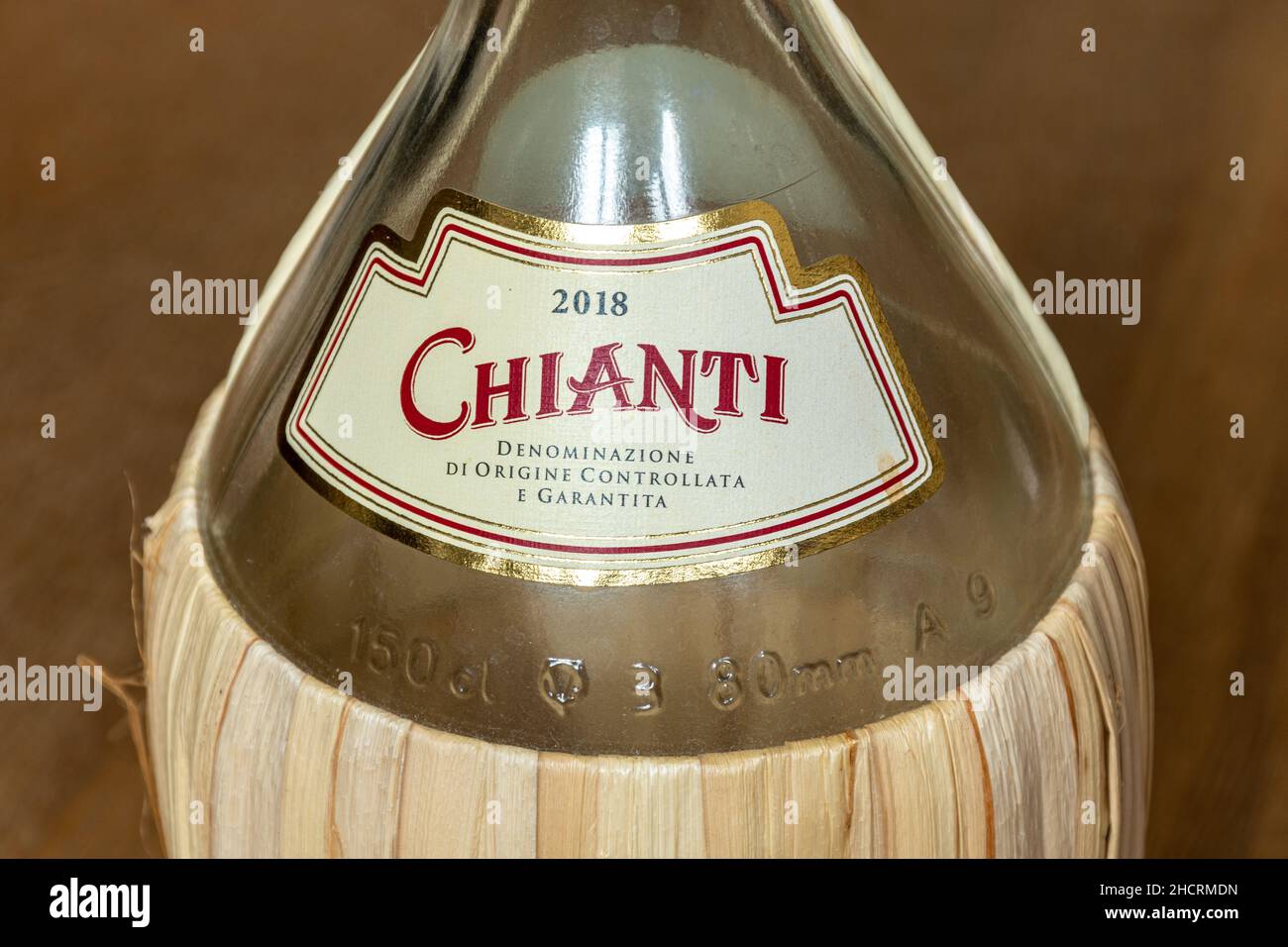 Botella de 2018 Chianti Denominazione di Origine Controllata e Garantita encerrada en una cesta de paja, llamada fiasco Foto de stock