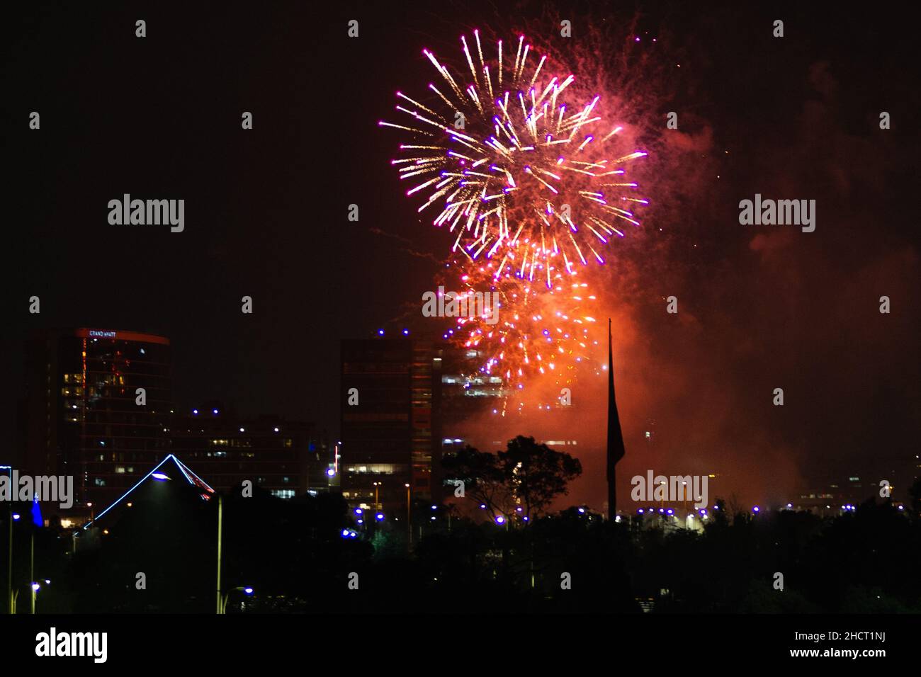 Bogotá, Colombia. 01st de Ene de 2022. Los fuegos artificiales muestran el primer día de enero, cuando Colombia recibe el nuevo año en medio de la pandemia de Novel Coronavirus. En Bogotá, Colombia, el 1 de enero de 2022. Crédito: Long Visual Press/Alamy Live News Foto de stock