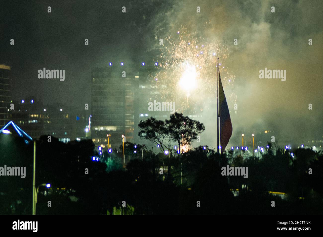 Bogotá, Colombia. 01st de Ene de 2022. Los fuegos artificiales muestran cómo se enciende la flah colombiana durante la víspera del primer de enero, cuando Colombia recibe el año nuevo en medio de la pandemia de Novel Coronavirus. En Bogotá, Colombia, el 1 de enero de 2022. Crédito: Long Visual Press/Alamy Live News Foto de stock