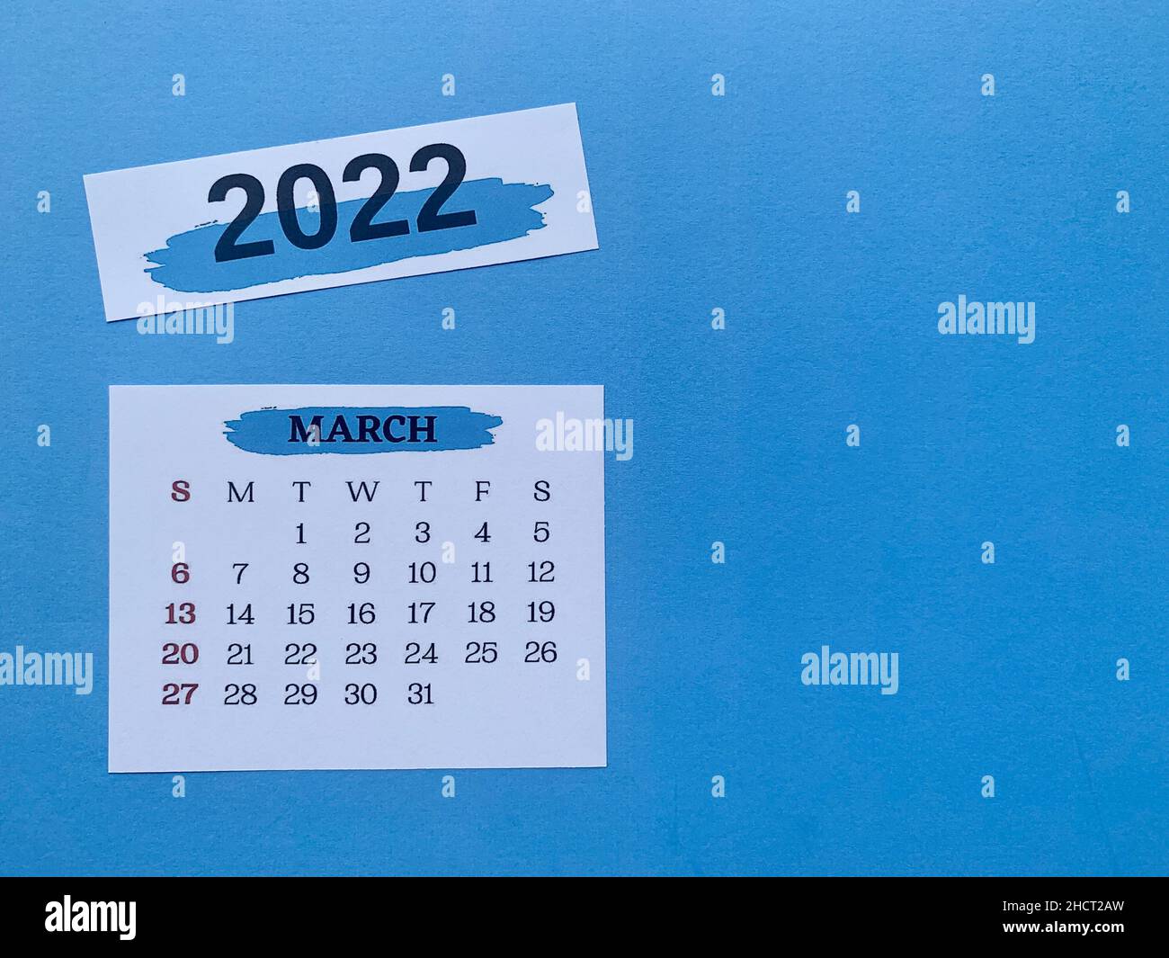 2022 de marzo calendario blanco con fondo azul. concepto de año nuevo 2022  Fotografía de stock - Alamy
