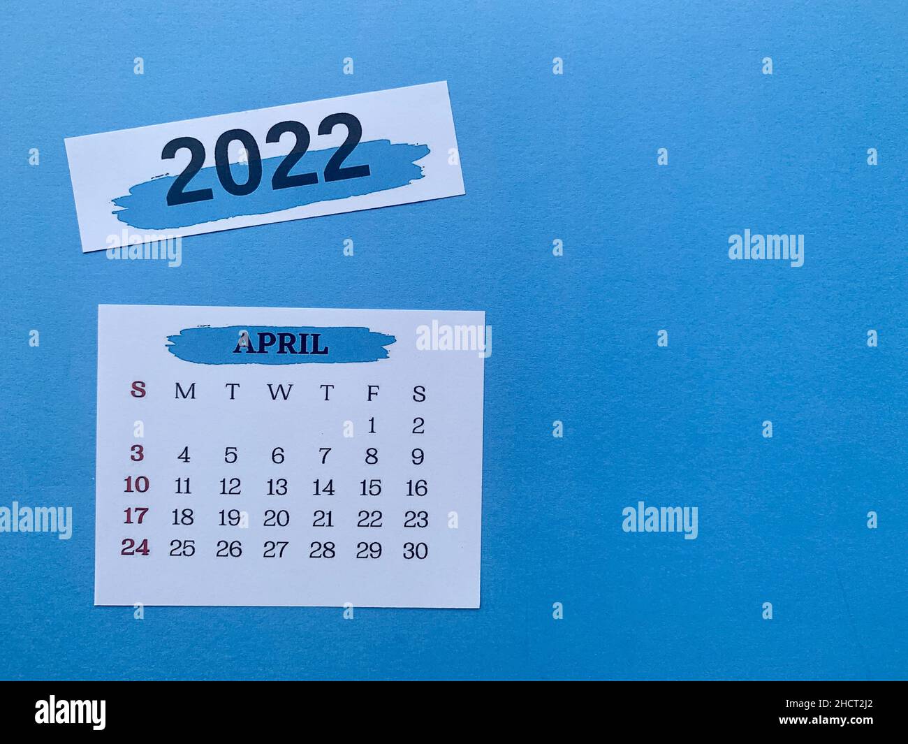 2022 de abril calendario blanco con fondo azul. concepto de año nuevo 2022  Fotografía de stock - Alamy