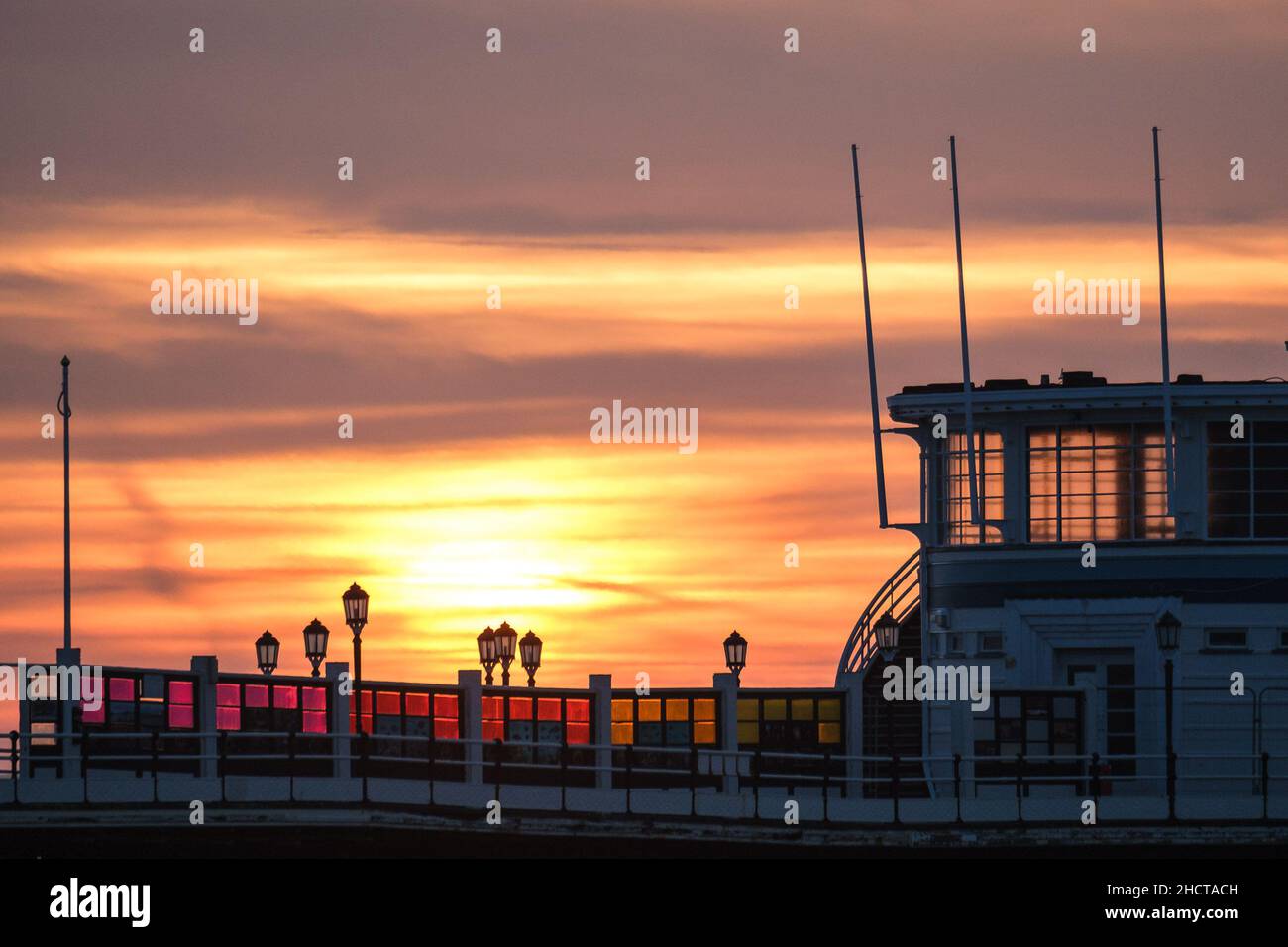 Worthing Beach, Worthing, Reino Unido. 1st de Ene de 2022. El Sol se levanta sobre Worthing Pier el primer día de 2022. Foto de crédito: Julie Edwards/Alamy Live News Foto de stock