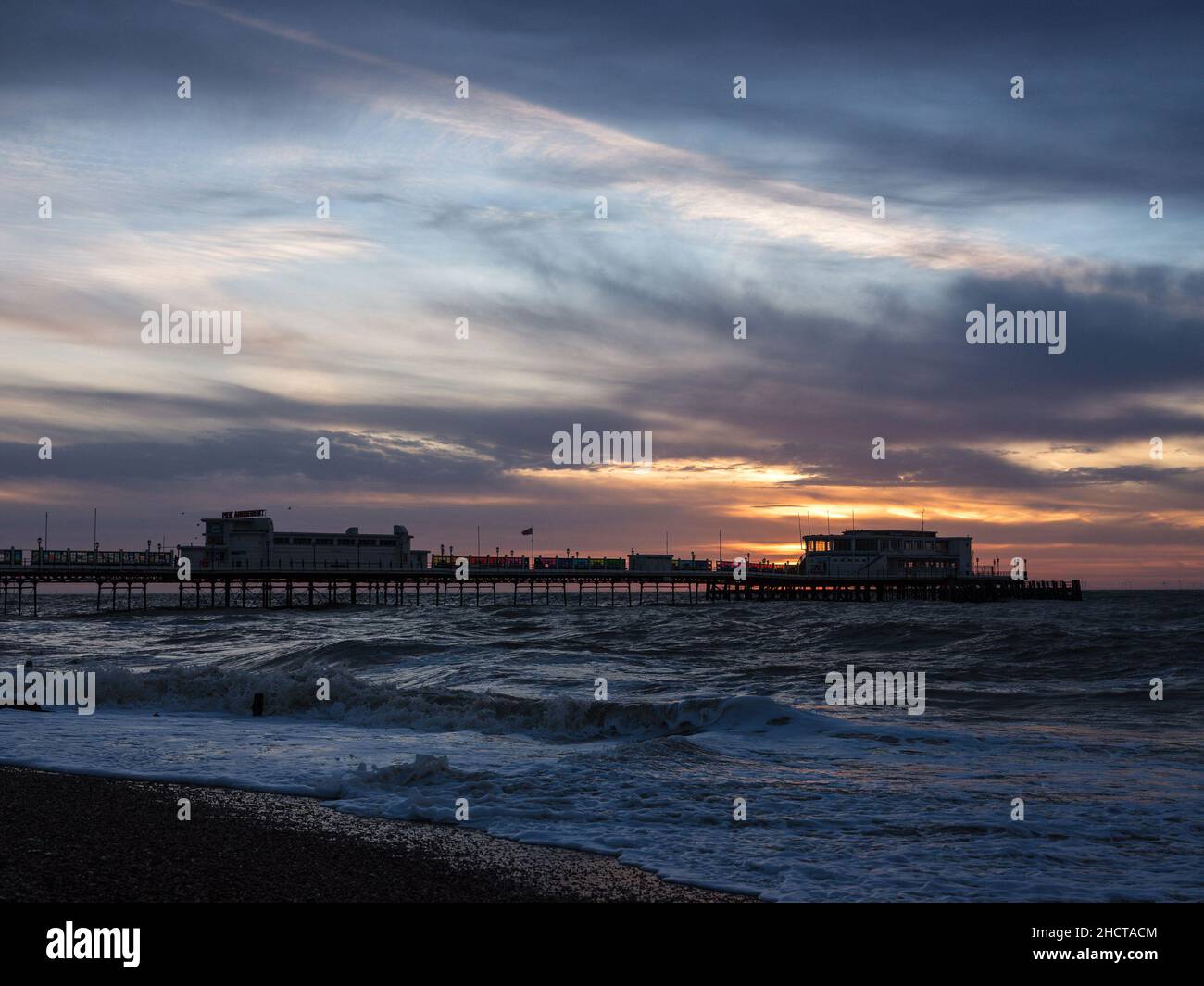 Worthing Beach, Worthing, Reino Unido. 1st de Ene de 2022. Worthing Pier cuando el sol se levanta el primer día de 2022 . Foto de crédito: Julie Edwards/Alamy Live News Foto de stock