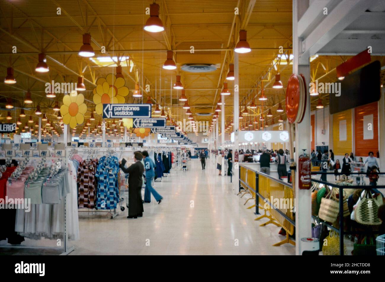 El interior de un gran supermercado espa ol en 1977. La vasta zona