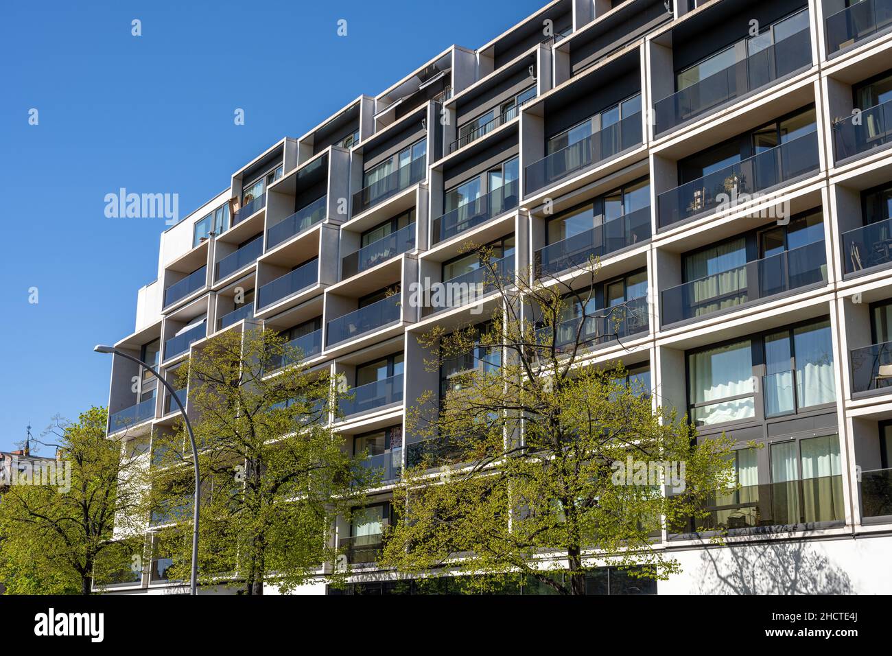 Moderno edificio de apartamentos con ventanales en Berlín, Alemania Foto de stock